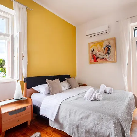 White House Luxury Apartment